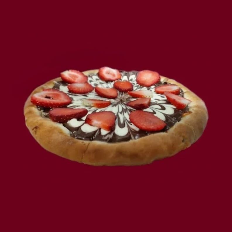 Pizza doce de chocolate com morangos